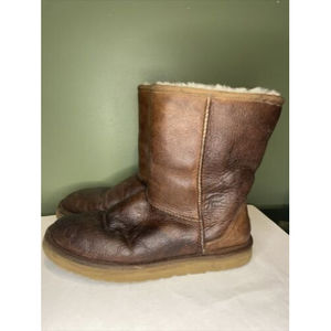 UGG womans size 10 short boots genuine sheepskin, brown color. insulated